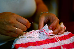 La couture peut être réalisée avec des machines à coudre ou à surjeter. Mais la technique la plus précise et la moins coûteuse en argent et en énergie, reste à la main : à l'aide d'une aiguille et d'un fil de fibres naturelles.