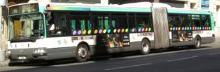 Autobus articulé à Paris