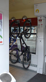 Le vélo est un bon moyen complémentaire du transport ferroviaire. Il est parfois possible de transporter gratuitement son vélo dans le train, de louer des vélos dans les environs des gares.