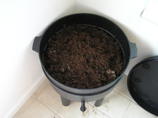 Le compost ou le vermicompost permet de dégrader la matière organique complexe. Il est prévilégié dans une gestion des déchets efficace.