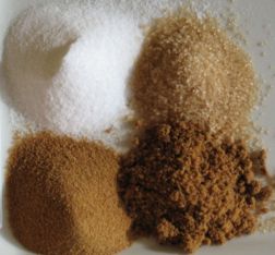 Le sucre simple ou saccharose, est issu de la betterave ou de la canne à sucre. Le sucre de canne est connu depuis l'Antiquité. Le procédé d'extraction du sucre de betterave date de 1812, alors que la France subissait un blocus qui l'empêchait d'importer du sucre de canne des Antilles.