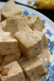 Le tofu est riche en protéines, il est très utilisé comme substitut à la viande ou au poisson.
